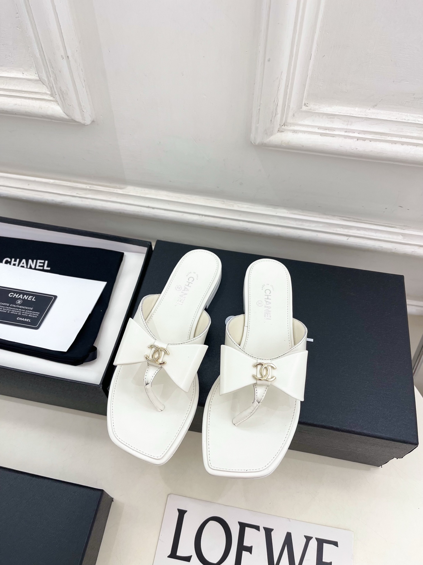 𝐂𝐇𝐀𝐍𝐄𝐋  | 小香  26𝐬𝐬 🦋2026 春夏新品  专柜经典走秀款 小香双C蝴蝶结夹脚平底人字