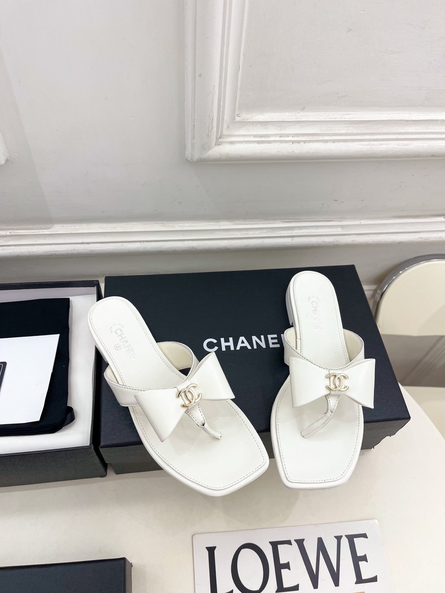 𝐂𝐇𝐀𝐍𝐄𝐋  | 小香  26𝐬𝐬 🦋2026 春夏新品  专柜经典走秀款 小香双C蝴蝶结夹脚平底人字
