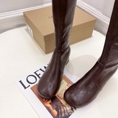 LEMAIRE 2026早秋新品 经典复古粗跟弹力高筒靴—————————作为这两年最受欢迎的设计师牌 LEMAIRE 2026早秋新品 经典复古粗跟弹力高筒靴—————————作为这两年最受欢迎的设计师牌