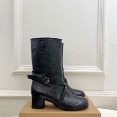LEMAIRE 2026早秋新品 经典复古皮带扣粗跟短靴—————————作为这两年最受欢迎的设计师牌 LEMAIRE 2026早秋新品 经典复古皮带扣粗跟短靴—————————作为这两年最受欢迎的设计师牌