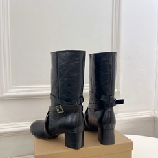 LEMAIRE 2026早秋新品 经典复古皮带扣粗跟短靴—————————作为这两年最受欢迎的设计师牌 LEMAIRE 2026早秋新品 经典复古皮带扣粗跟短靴—————————作为这两年最受欢迎的设计师牌