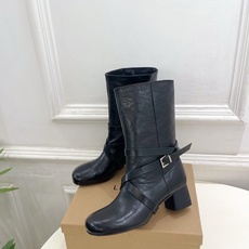 LEMAIRE 2026早秋新品 经典复古皮带扣粗跟短靴—————————作为这两年最受欢迎的设计师牌 LEMAIRE 2026早秋新品 经典复古皮带扣粗跟短靴—————————作为这两年最受欢迎的设计师牌