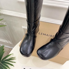 LEMAIRE 2026早秋新品 经典复古皮带扣粗跟短靴—————————作为这两年最受欢迎的设计师牌 LEMAIRE 2026早秋新品 经典复古皮带扣粗跟短靴—————————作为这两年最受欢迎的设计师牌