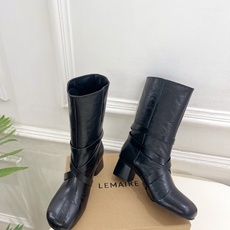 LEMAIRE 2026早秋新品 经典复古皮带扣粗跟短靴—————————作为这两年最受欢迎的设计师牌 LEMAIRE 2026早秋新品 经典复古皮带扣粗跟短靴—————————作为这两年最受欢迎的设计师牌