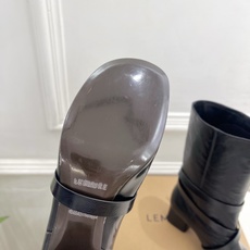 LEMAIRE 2026早秋新品 经典复古皮带扣粗跟短靴—————————作为这两年最受欢迎的设计师牌 LEMAIRE 2026早秋新品 经典复古皮带扣粗跟短靴—————————作为这两年最受欢迎的设计师牌