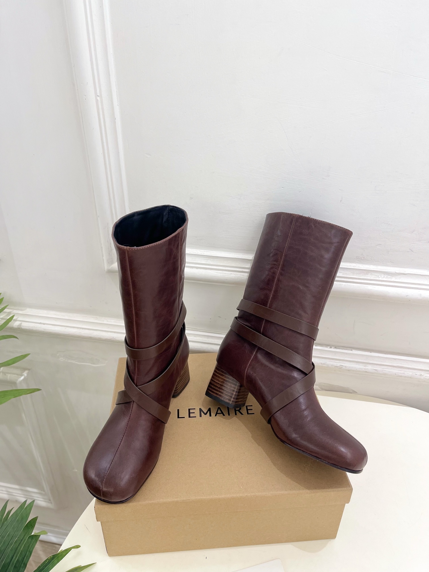 LEMAIRE  2026早秋新品 经典复古皮带扣粗跟短靴—————————作为这两年最受欢迎的设计师牌