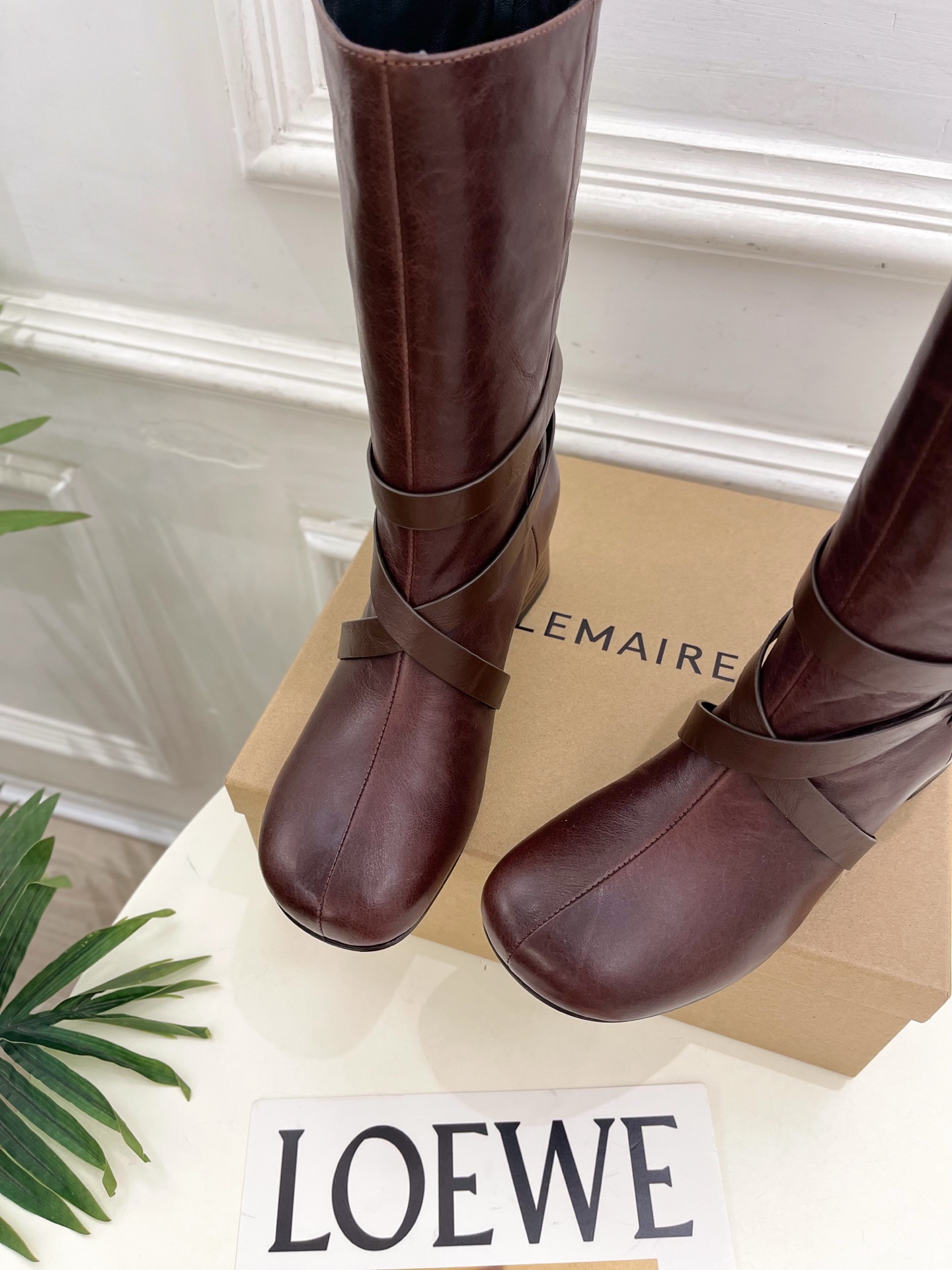 LEMAIRE  2026早秋新品 经典复古皮带扣粗跟短靴—————————作为这两年最受欢迎的设计师牌