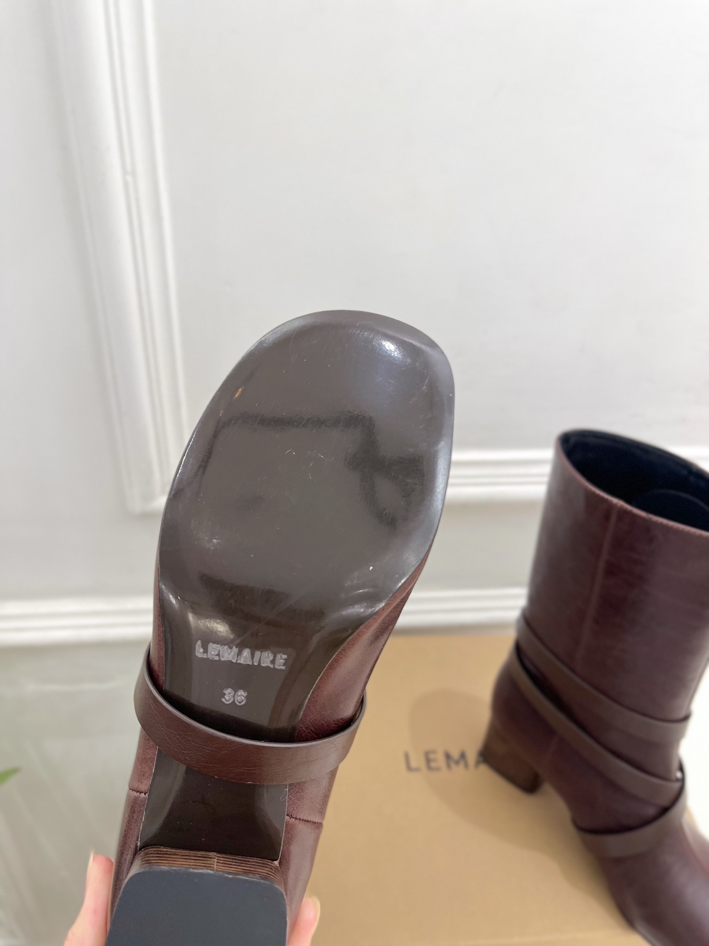LEMAIRE  2026早秋新品 经典复古皮带扣粗跟短靴—————————作为这两年最受欢迎的设计师牌