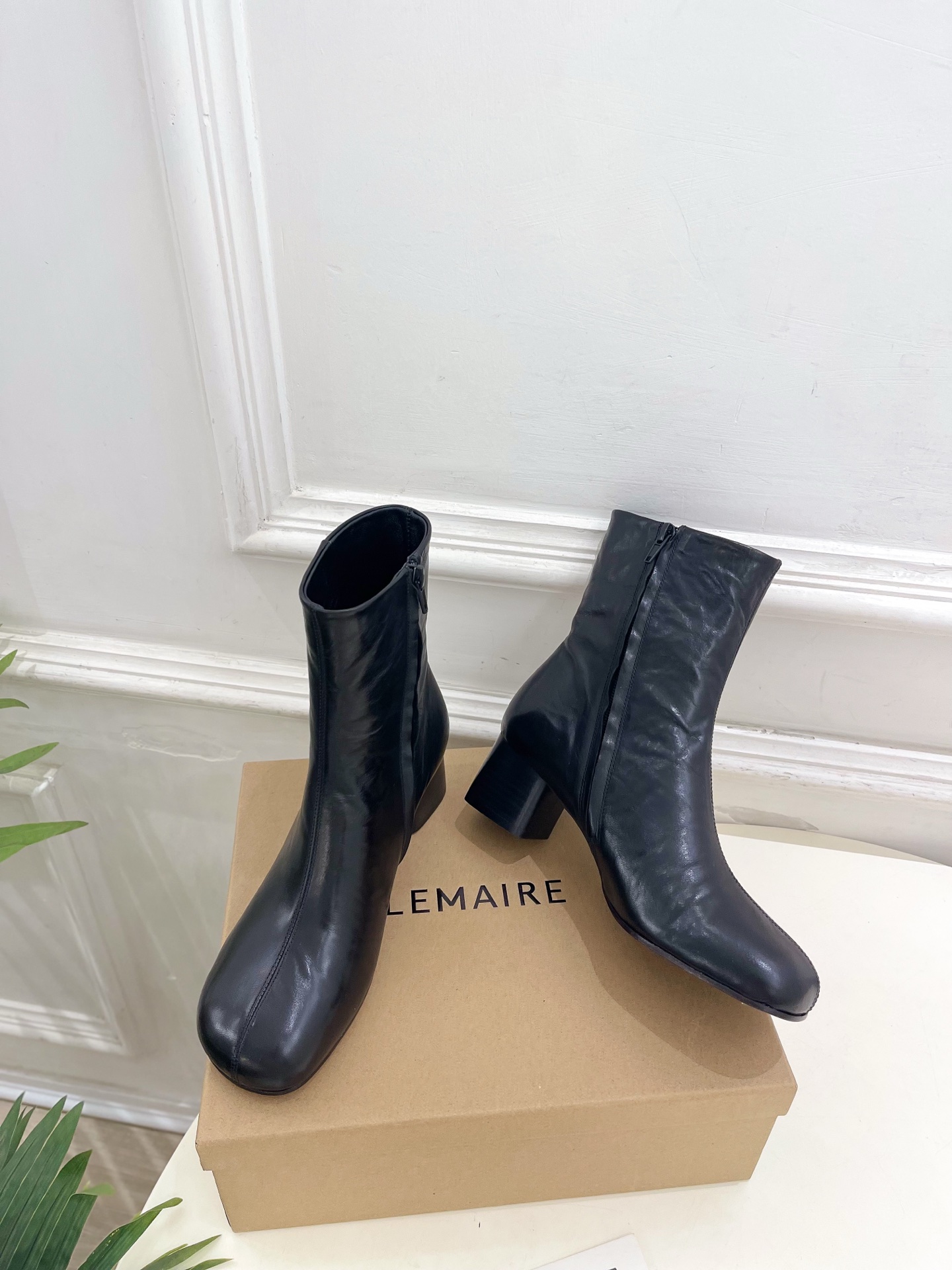 LEMAIRE  2026早秋新品 经典复古粗跟侧拉链短靴—————————作为这两年最受欢迎的设计师牌