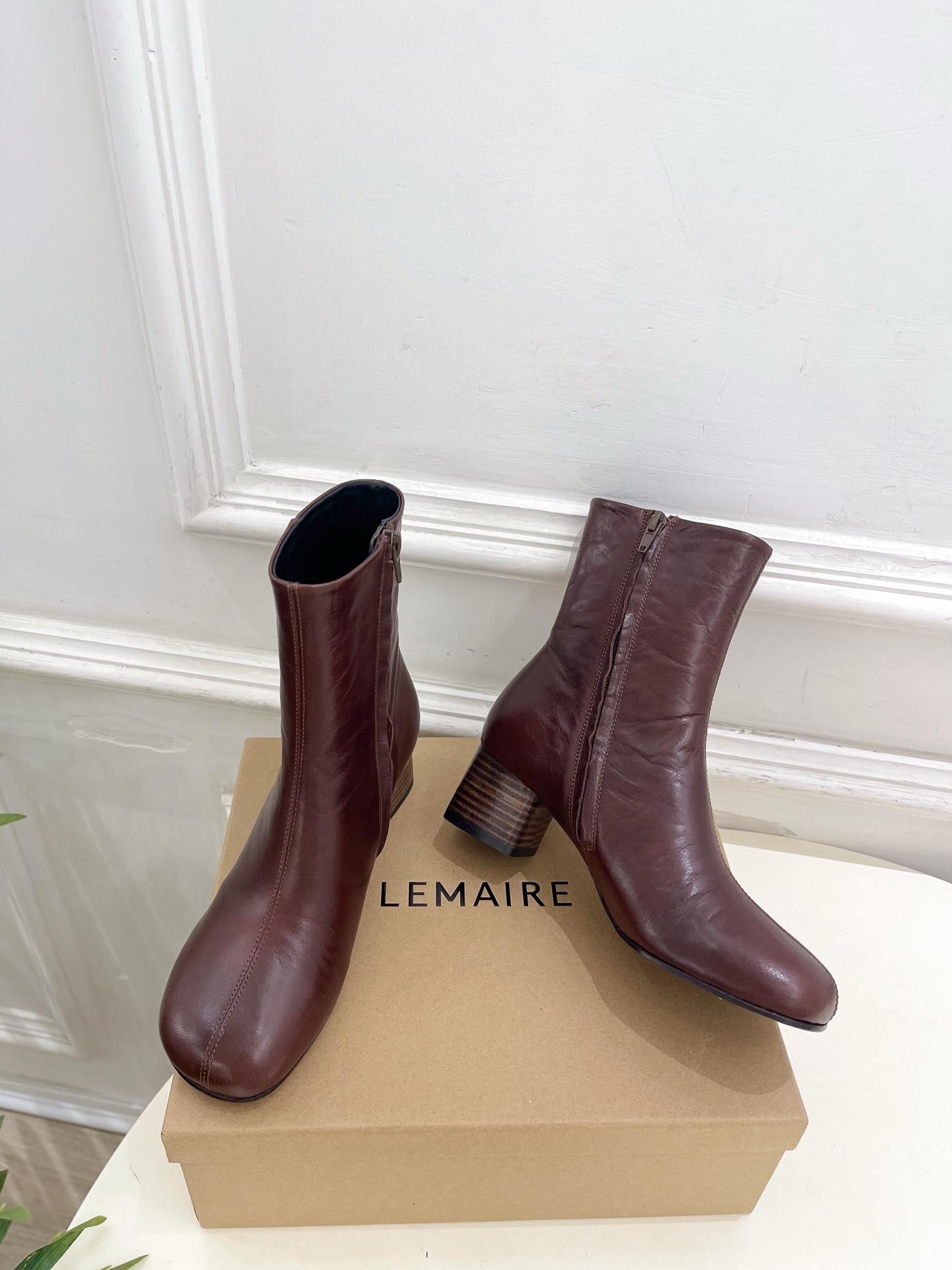LEMAIRE  2026早秋新品 经典复古粗跟侧拉链短靴—————————作为这两年最受欢迎的设计师牌