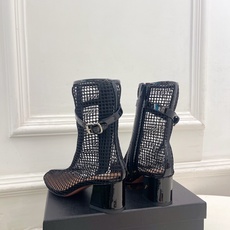 ALAÏA 阿莱亚26𝐬𝐬 2026春夏新品 秀场同款 镂空渔网粗跟凉靴裸靴—————————Alaï ALAÏA 阿莱亚26𝐬𝐬 2026春夏新品 秀场同款 镂空渔网粗跟凉靴裸靴—————————Alaï