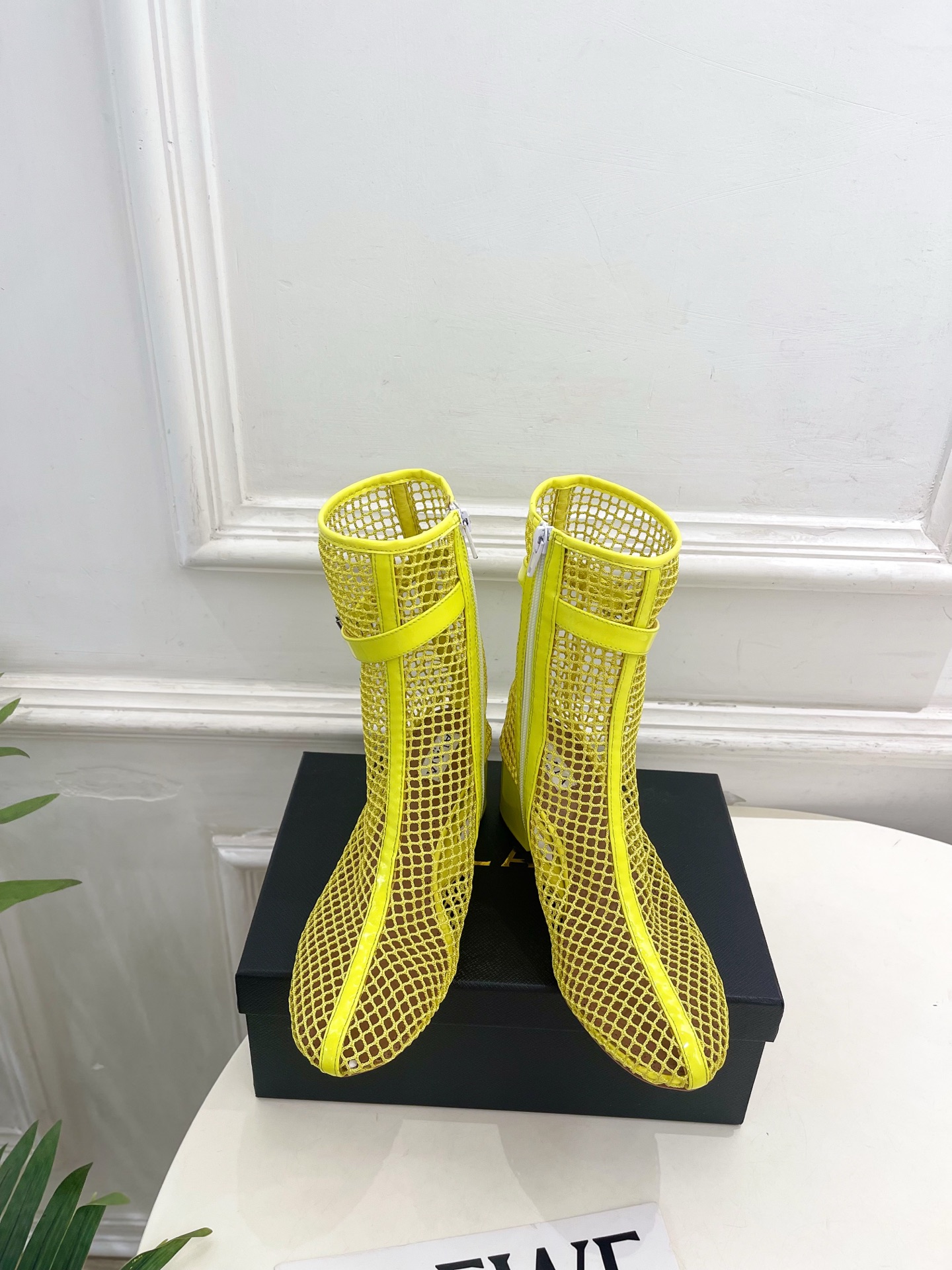 ALAÏA 阿莱亚26𝐬𝐬  2026春夏新品 秀场同款 镂空渔网粗跟凉靴裸靴—————————Alaï