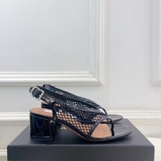 ALAÏA 阿莱亚26𝐬𝐬 2026春夏新品 秀场同款 镂空渔网粗跟夹脚凉鞋—————————Alaï ALAÏA 阿莱亚26𝐬𝐬 2026春夏新品 秀场同款 镂空渔网粗跟夹脚凉鞋—————————Alaï