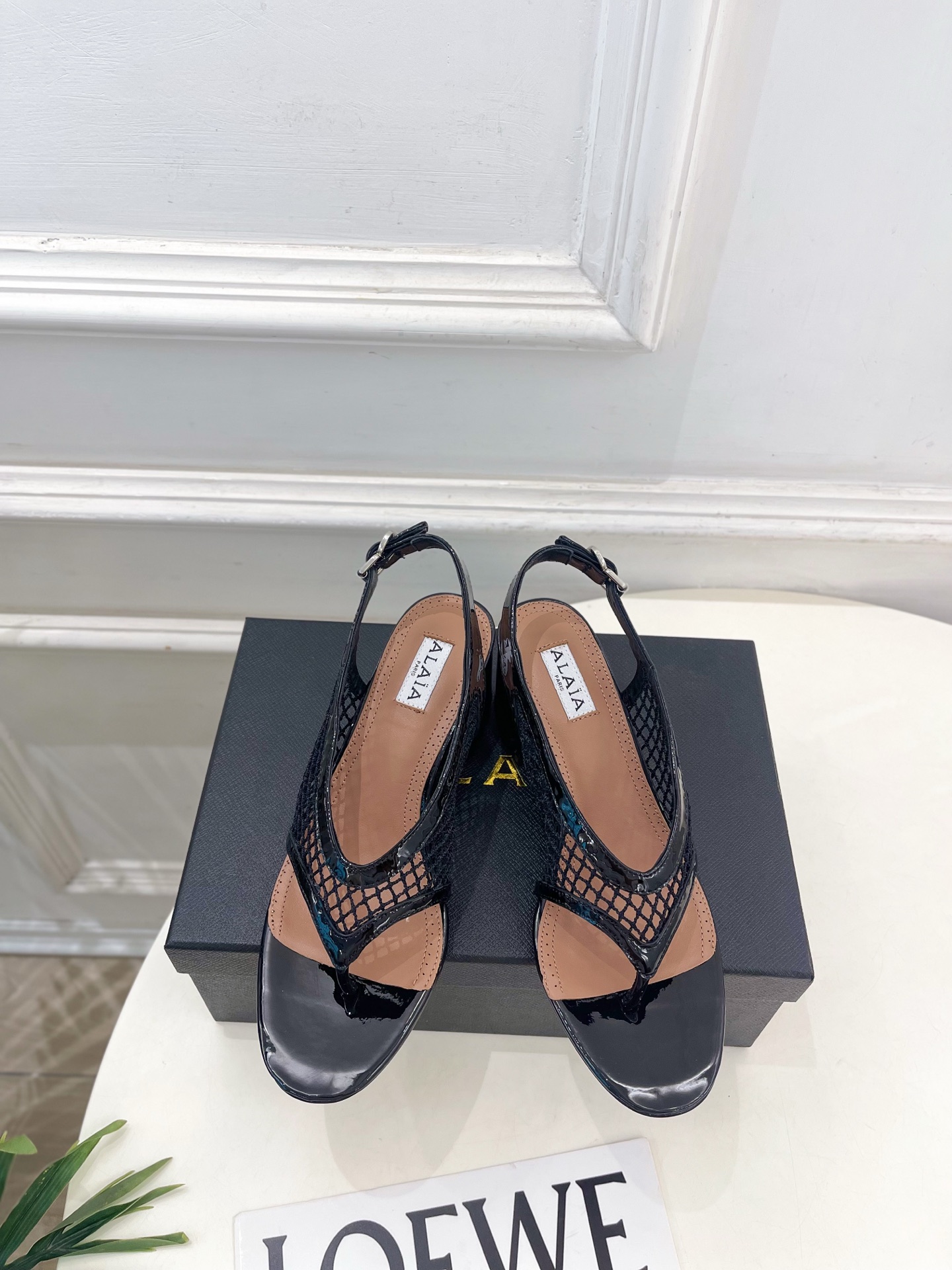 ALAÏA 阿莱亚26𝐬𝐬  2026春夏新品 秀场同款 镂空渔网粗跟夹脚凉鞋—————————Alaï
