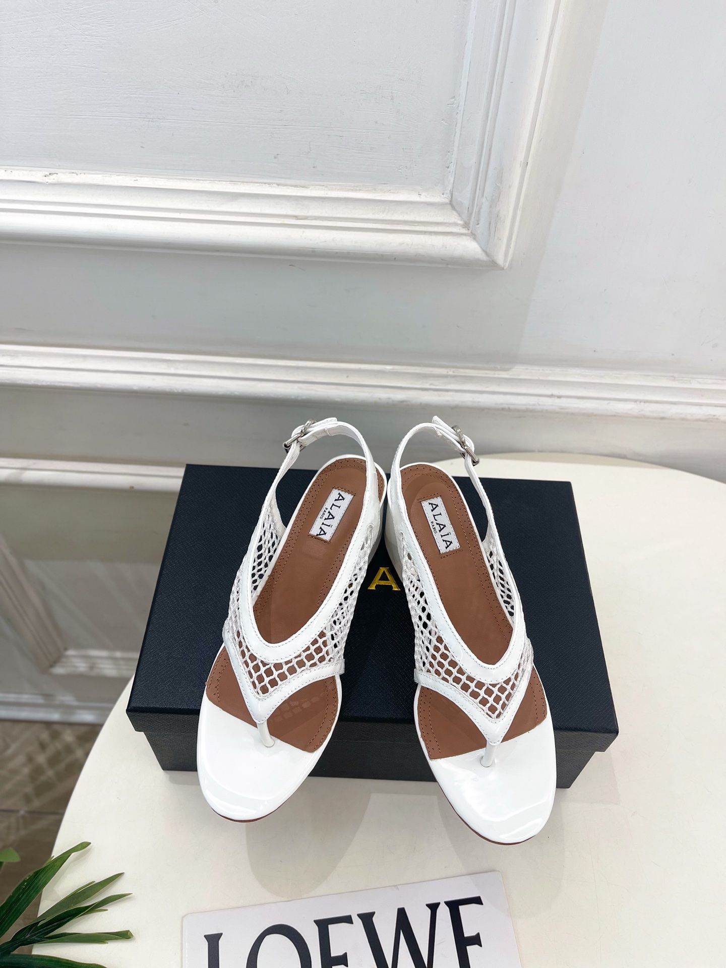 ALAÏA 阿莱亚26𝐬𝐬  2026春夏新品 秀场同款 镂空渔网粗跟夹脚凉鞋—————————Alaï