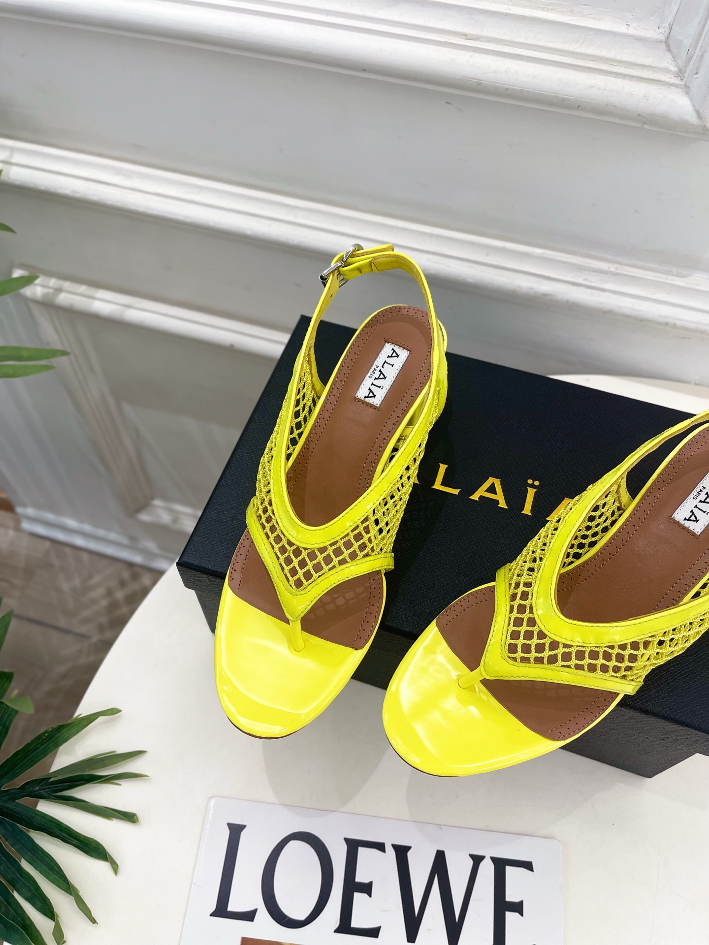 ALAÏA 阿莱亚26𝐬𝐬  2026春夏新品 秀场同款 镂空渔网粗跟夹脚凉鞋—————————Alaï