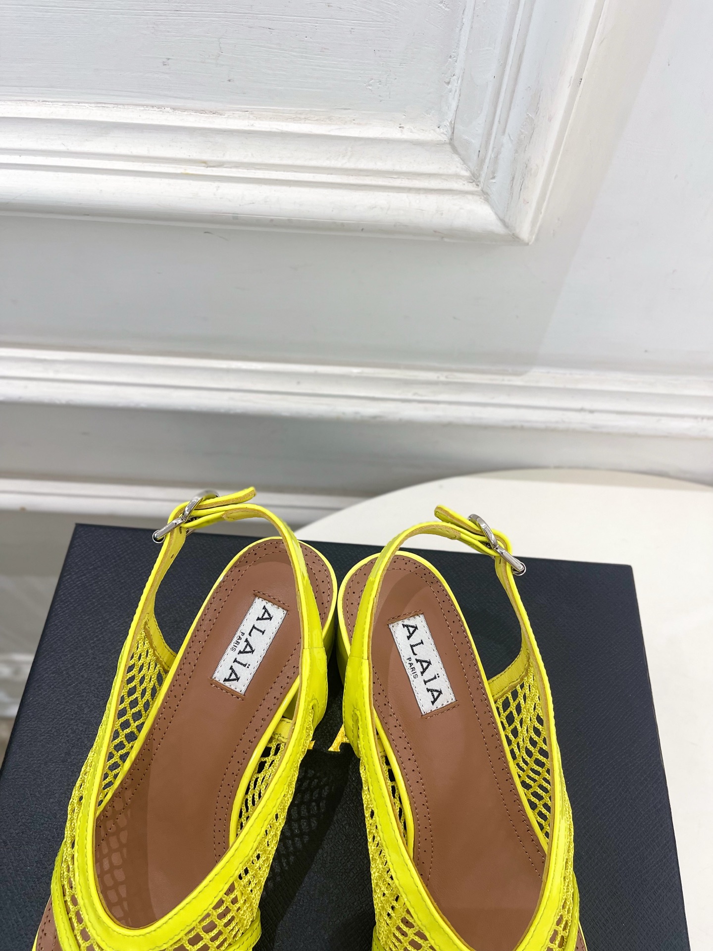 ALAÏA 阿莱亚26𝐬𝐬  2026春夏新品 秀场同款 镂空渔网粗跟夹脚凉鞋—————————Alaï