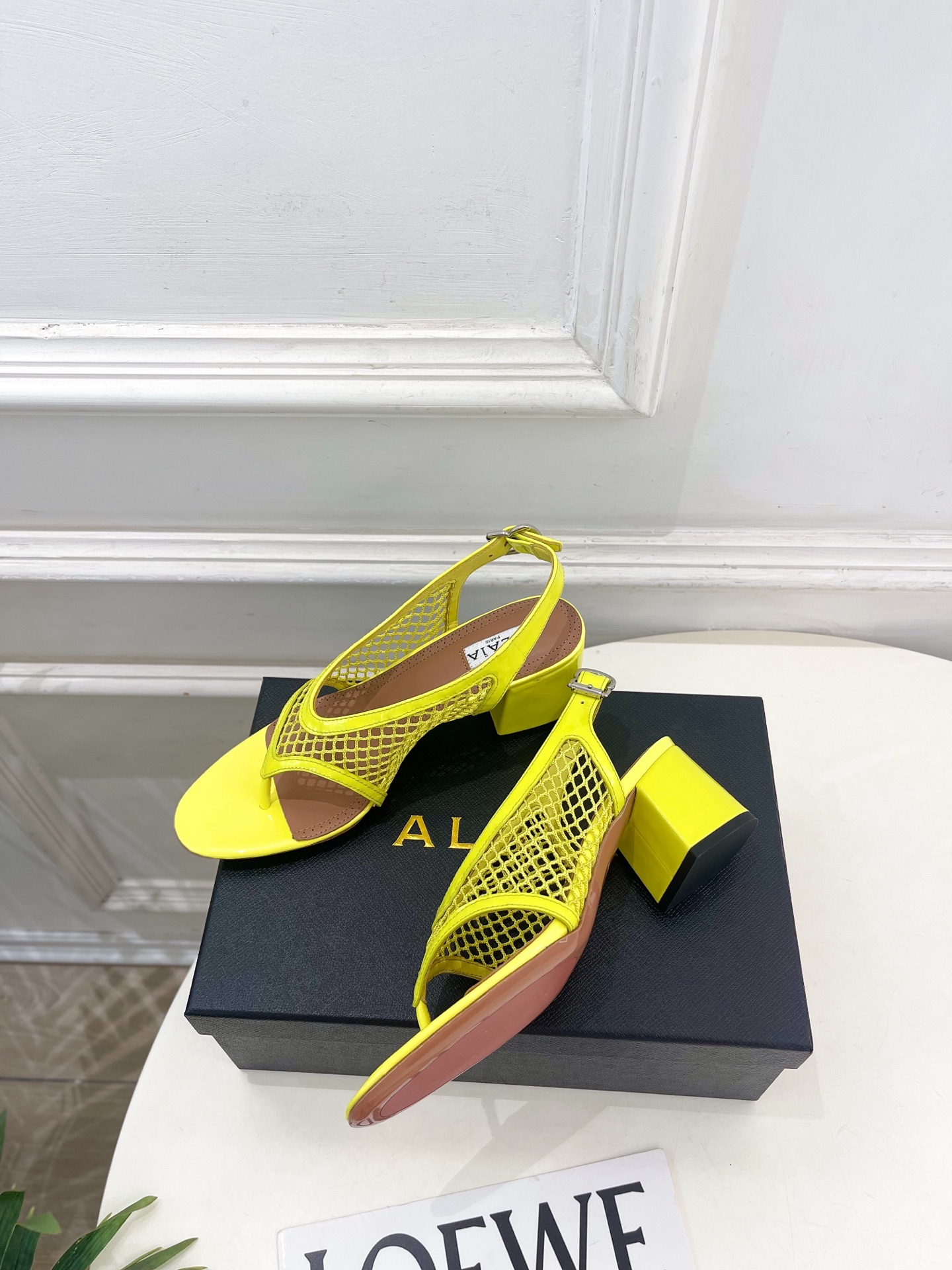 ALAÏA 阿莱亚26𝐬𝐬  2026春夏新品 秀场同款 镂空渔网粗跟夹脚凉鞋—————————Alaï