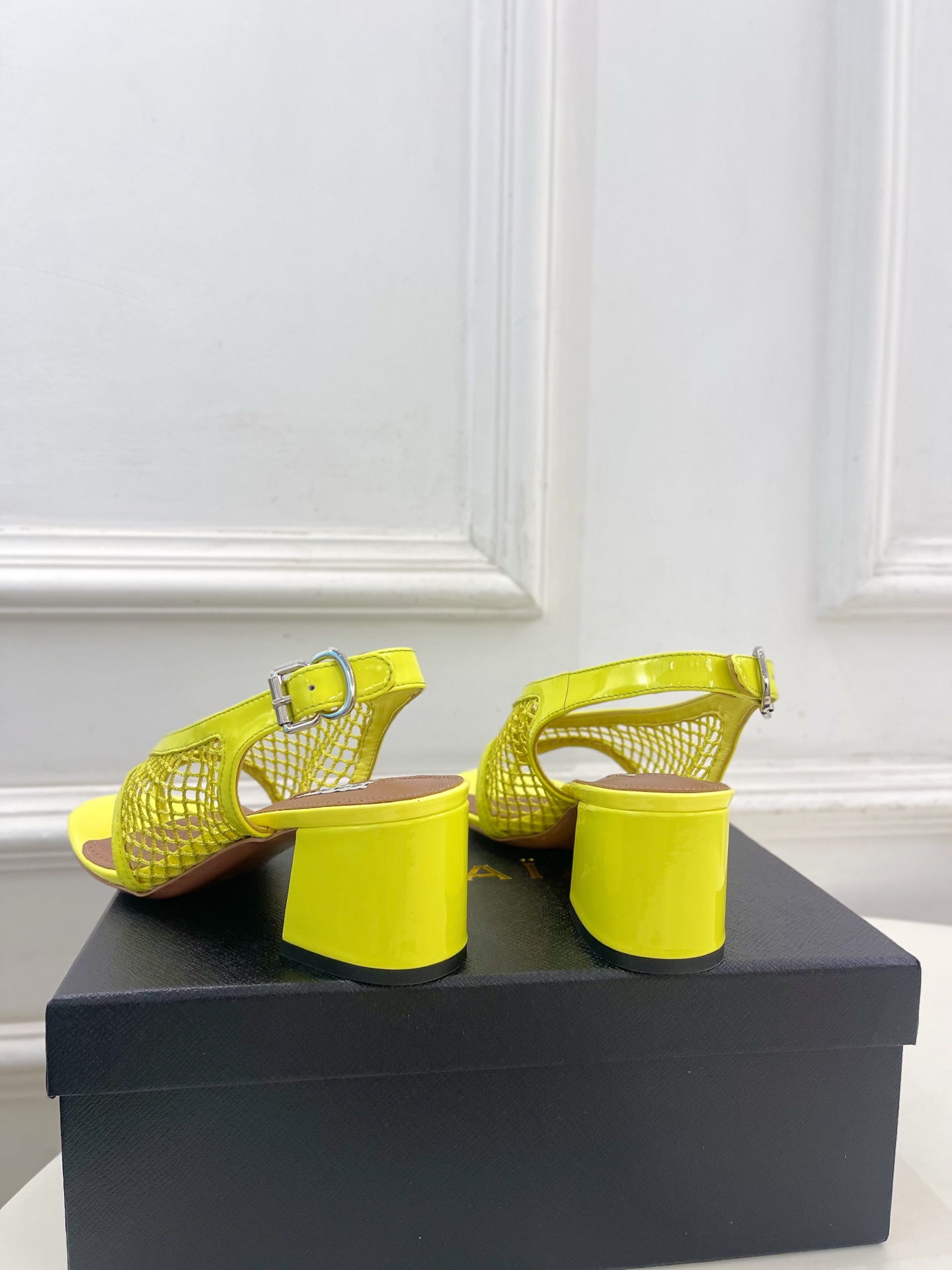 ALAÏA 阿莱亚26𝐬𝐬  2026春夏新品 秀场同款 镂空渔网粗跟夹脚凉鞋—————————Alaï