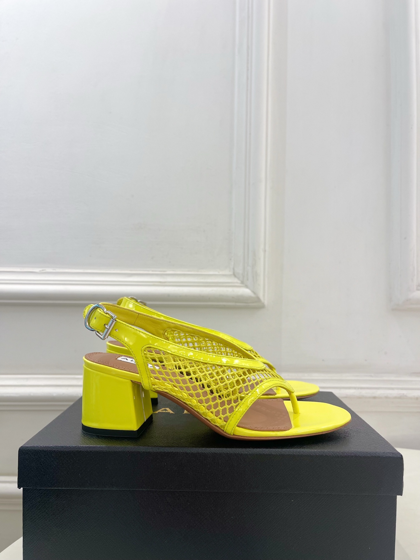 ALAÏA 阿莱亚26𝐬𝐬  2026春夏新品 秀场同款 镂空渔网粗跟夹脚凉鞋—————————Alaï