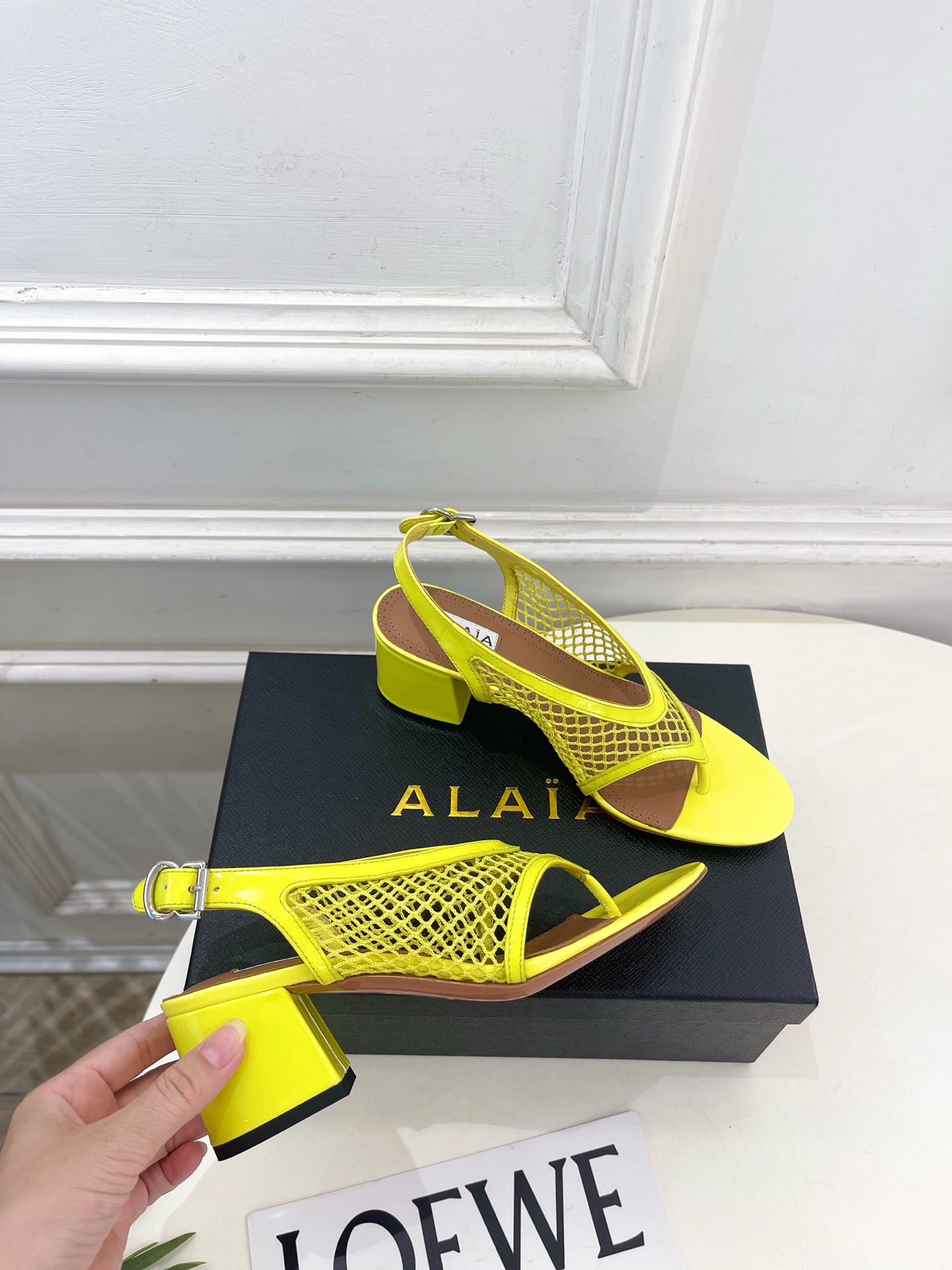 ALAÏA 阿莱亚26𝐬𝐬  2026春夏新品 秀场同款 镂空渔网粗跟夹脚凉鞋—————————Alaï