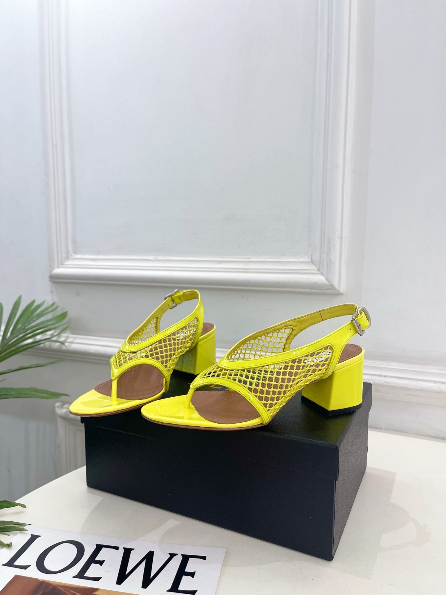 ALAÏA 阿莱亚26𝐬𝐬  2026春夏新品 秀场同款 镂空渔网粗跟夹脚凉鞋—————————Alaï