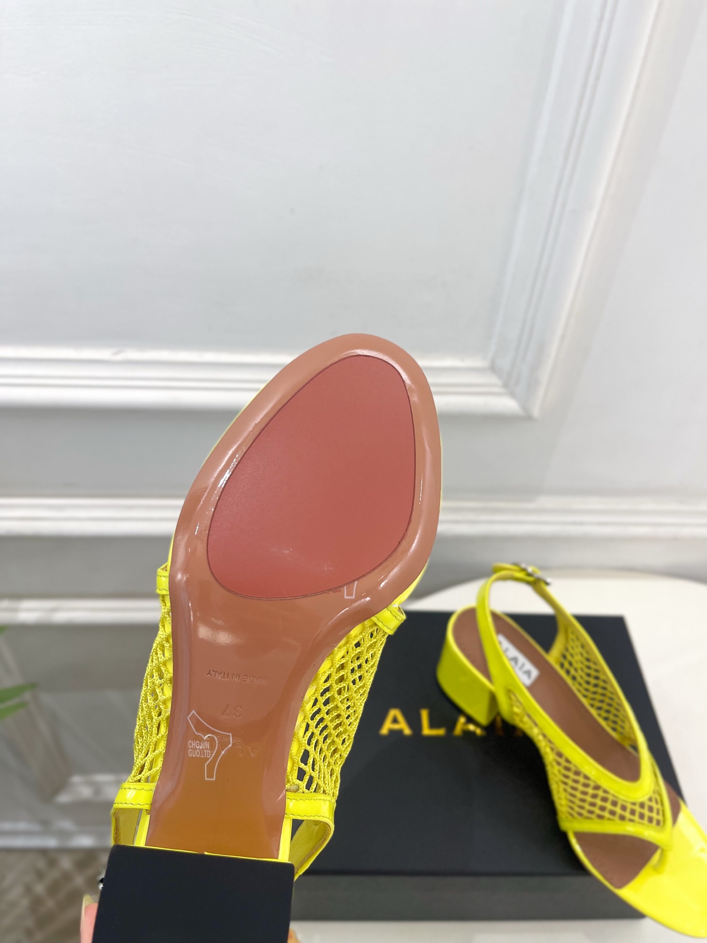 ALAÏA 阿莱亚26𝐬𝐬  2026春夏新品 秀场同款 镂空渔网粗跟夹脚凉鞋—————————Alaï