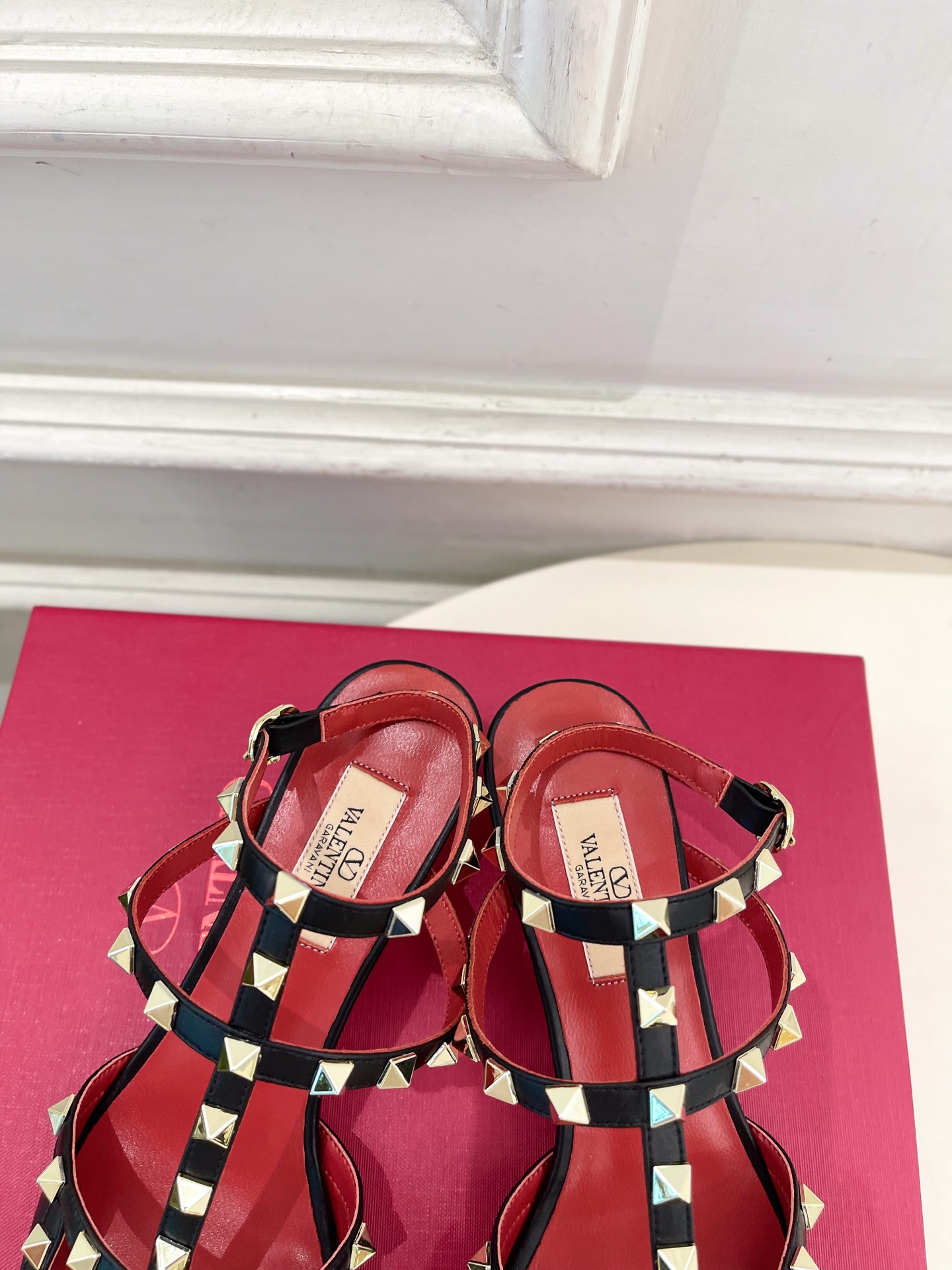 Valentino  华伦天奴 26𝐬𝐬2026春夏新品 ROCKSTUD鉚钉铁头细带中跟凉鞋 上新☑️