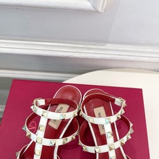 Valentino 华伦天奴 26𝐬𝐬2026春夏新品 ROCKSTUD鉚钉铁头细带中跟凉鞋 上新☑️ Valentino 华伦天奴 26𝐬𝐬2026春夏新品 ROCKSTUD鉚钉铁头细带中跟凉鞋 上新☑️