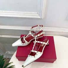 Valentino 华伦天奴 26𝐬𝐬2026春夏新品 ROCKSTUD鉚钉铁头细带中跟凉鞋 上新☑️ Valentino 华伦天奴 26𝐬𝐬2026春夏新品 ROCKSTUD鉚钉铁头细带中跟凉鞋 上新☑️
