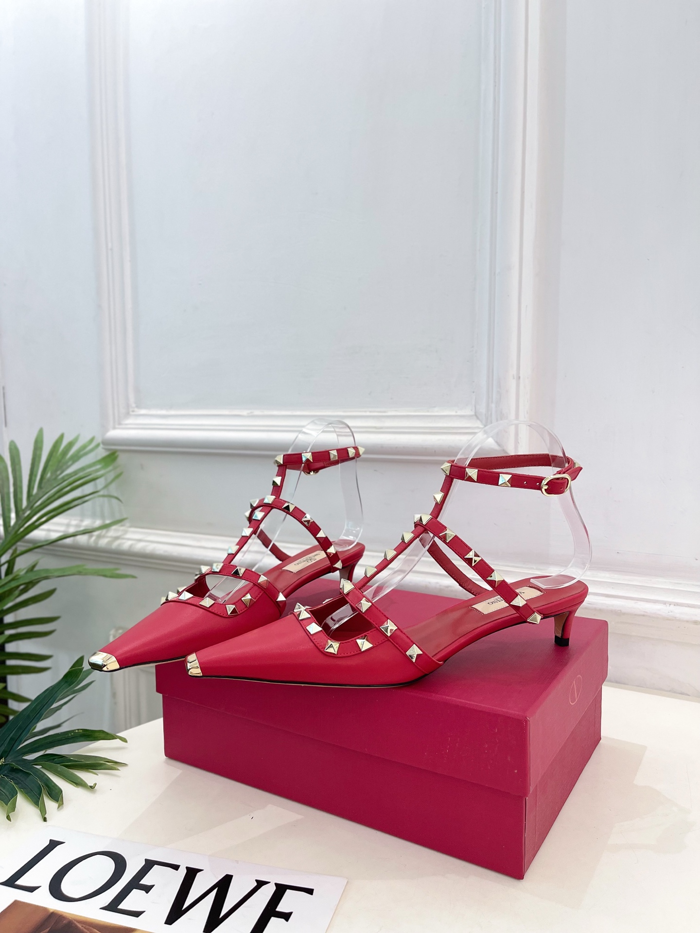 Valentino  华伦天奴 26𝐬𝐬2026春夏新品 ROCKSTUD鉚钉铁头细带中跟凉鞋 上新☑️
