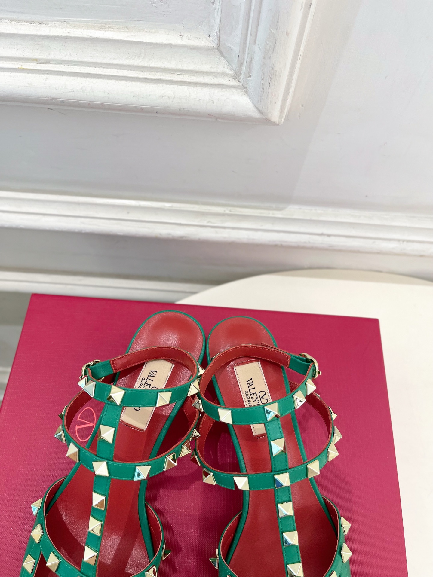 Valentino  华伦天奴 26𝐬𝐬2026春夏新品 ROCKSTUD鉚钉铁头细带中跟凉鞋 上新☑️