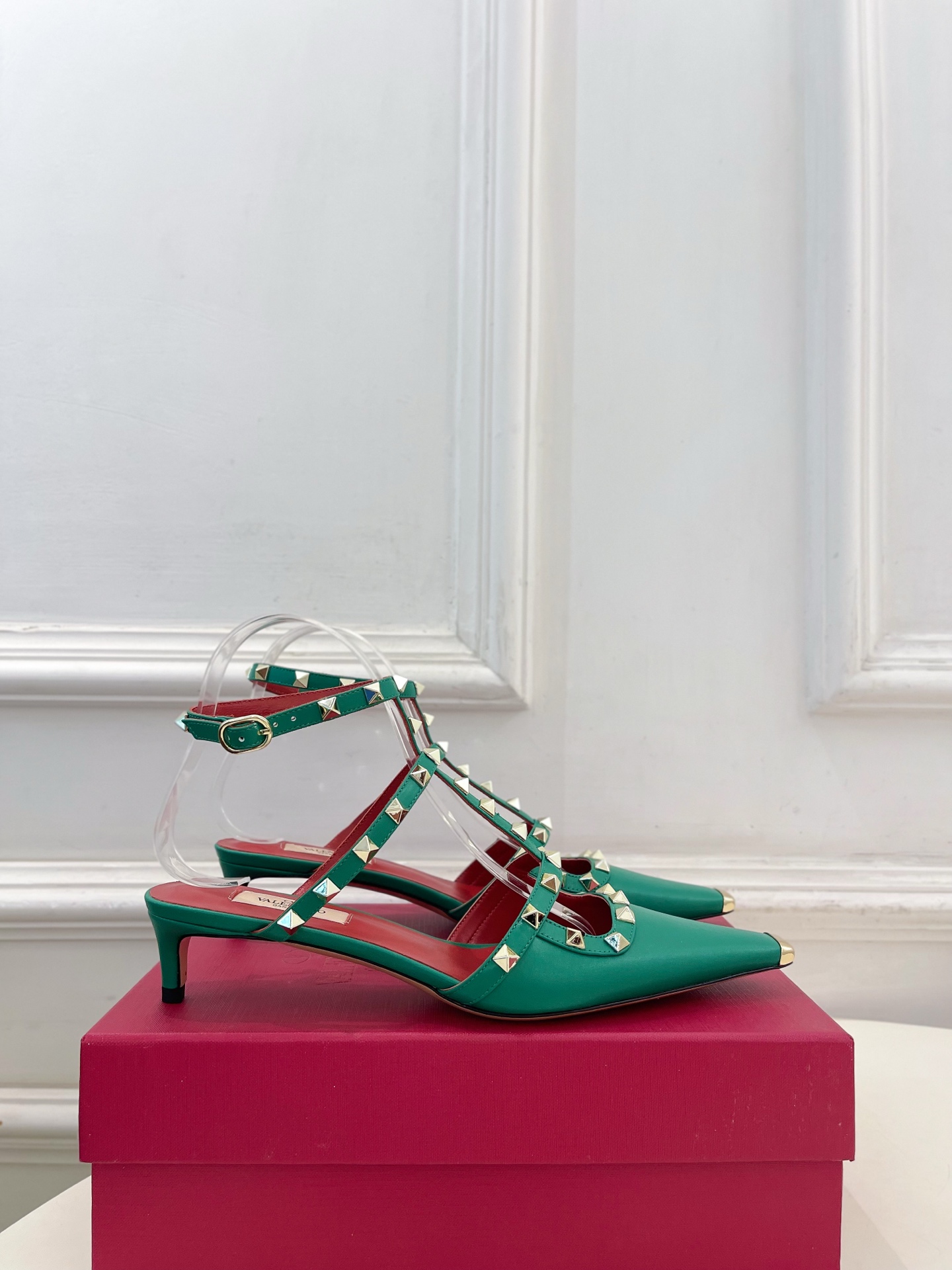 Valentino  华伦天奴 26𝐬𝐬2026春夏新品 ROCKSTUD鉚钉铁头细带中跟凉鞋 上新☑️