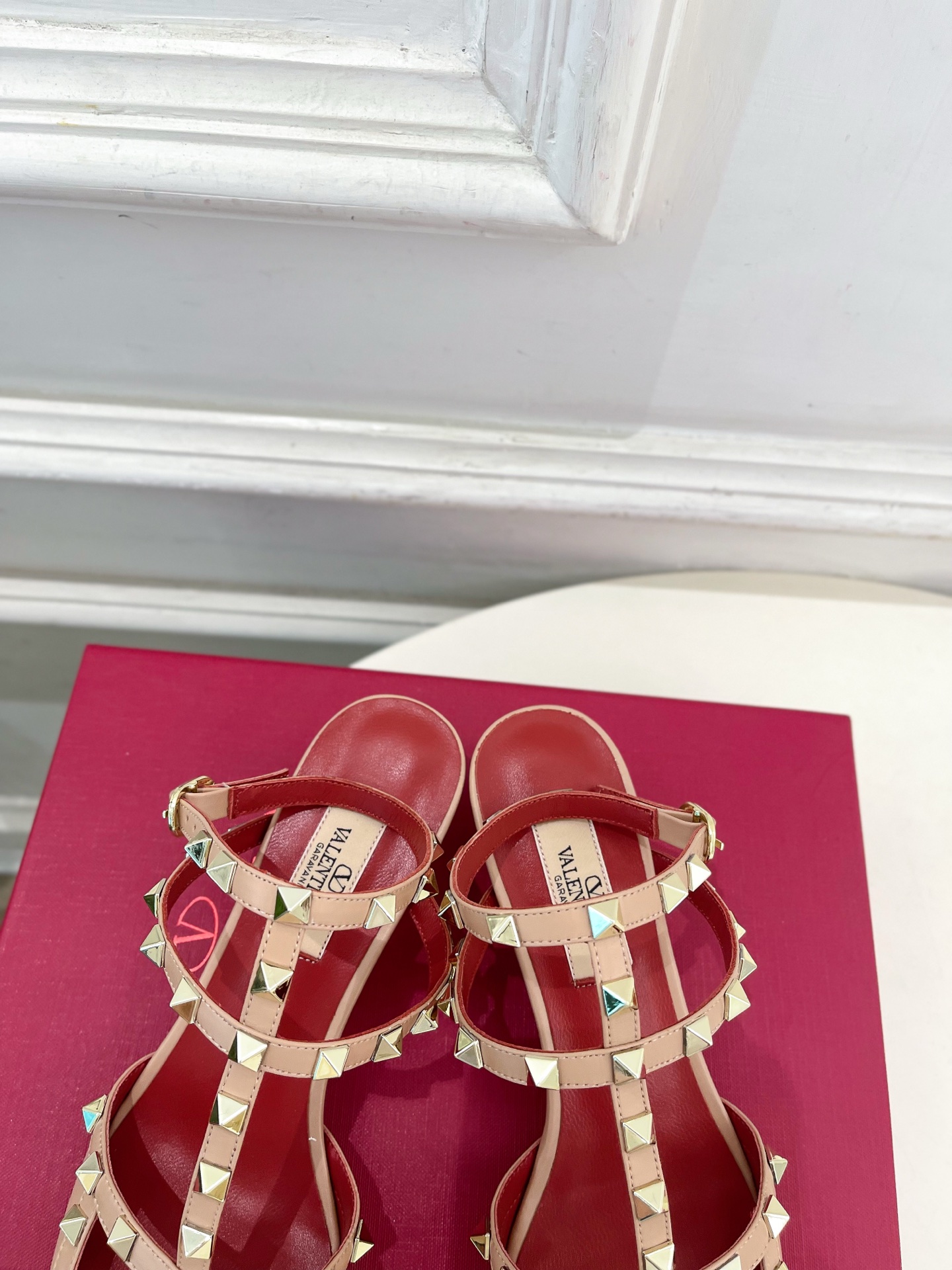 Valentino  华伦天奴 26𝐬𝐬2026春夏新品 ROCKSTUD鉚钉铁头细带中跟凉鞋 上新☑️