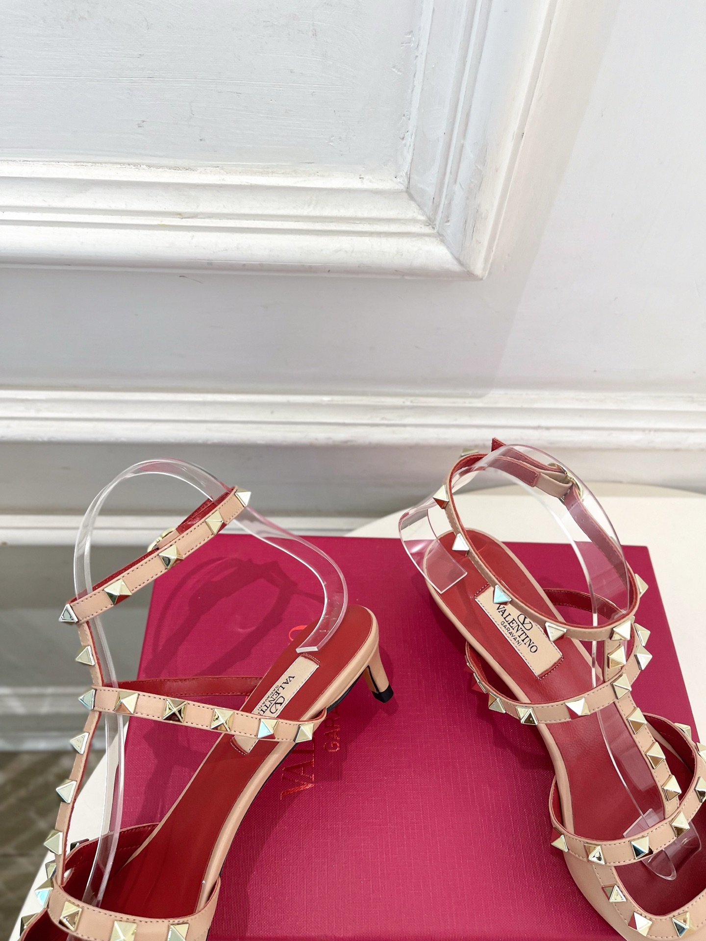 Valentino  华伦天奴 26𝐬𝐬2026春夏新品 ROCKSTUD鉚钉铁头细带中跟凉鞋 上新☑️