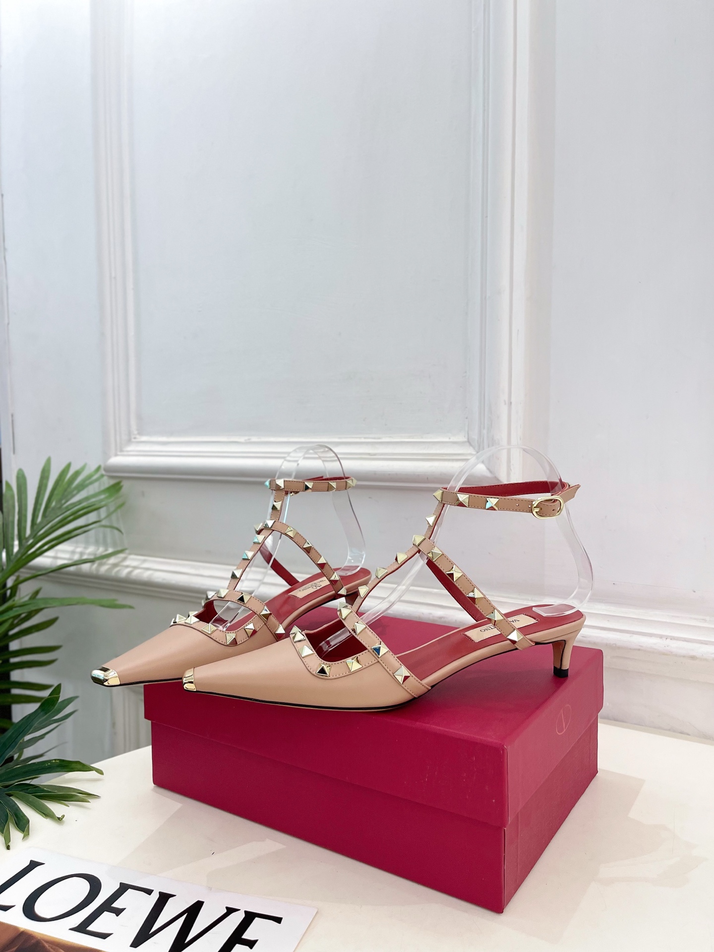 Valentino  华伦天奴 26𝐬𝐬2026春夏新品 ROCKSTUD鉚钉铁头细带中跟凉鞋 上新☑️