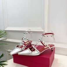 Valentino 华伦天奴 26𝐬𝐬2026春夏新品 ROCKSTUD鉚钉铁头细带中跟凉鞋 上新☑️ Valentino 华伦天奴 26𝐬𝐬2026春夏新品 ROCKSTUD鉚钉铁头细带中跟凉鞋 上新☑️