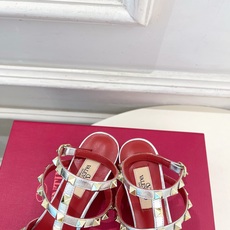 Valentino 华伦天奴 26𝐬𝐬2026春夏新品 ROCKSTUD鉚钉铁头细带中跟凉鞋 上新☑️ Valentino 华伦天奴 26𝐬𝐬2026春夏新品 ROCKSTUD鉚钉铁头细带中跟凉鞋 上新☑️