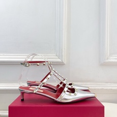 Valentino 华伦天奴 26𝐬𝐬2026春夏新品 ROCKSTUD鉚钉铁头细带中跟凉鞋 上新☑️ Valentino 华伦天奴 26𝐬𝐬2026春夏新品 ROCKSTUD鉚钉铁头细带中跟凉鞋 上新☑️