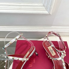 Valentino 华伦天奴 26𝐬𝐬2026春夏新品 ROCKSTUD鉚钉铁头细带中跟凉鞋 上新☑️ Valentino 华伦天奴 26𝐬𝐬2026春夏新品 ROCKSTUD鉚钉铁头细带中跟凉鞋 上新☑️
