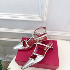Valentino 华伦天奴 26𝐬𝐬2026春夏新品 ROCKSTUD鉚钉铁头细带中跟凉鞋 上新☑️ Valentino 华伦天奴 26𝐬𝐬2026春夏新品 ROCKSTUD鉚钉铁头细带中跟凉鞋 上新☑️