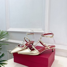 Valentino 华伦天奴 26𝐬𝐬2026春夏新品 ROCKSTUD鉚钉铁头细带中跟凉鞋 上新☑️ Valentino 华伦天奴 26𝐬𝐬2026春夏新品 ROCKSTUD鉚钉铁头细带中跟凉鞋 上新☑️