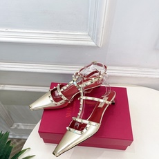Valentino 华伦天奴 26𝐬𝐬2026春夏新品 ROCKSTUD鉚钉铁头细带中跟凉鞋 上新☑️ Valentino 华伦天奴 26𝐬𝐬2026春夏新品 ROCKSTUD鉚钉铁头细带中跟凉鞋 上新☑️