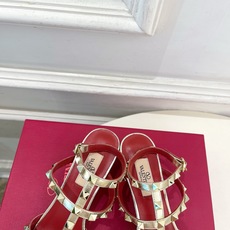 Valentino 华伦天奴 26𝐬𝐬2026春夏新品 ROCKSTUD鉚钉铁头细带中跟凉鞋 上新☑️ Valentino 华伦天奴 26𝐬𝐬2026春夏新品 ROCKSTUD鉚钉铁头细带中跟凉鞋 上新☑️