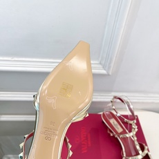 Valentino 华伦天奴 26𝐬𝐬2026春夏新品 ROCKSTUD鉚钉铁头细带中跟凉鞋 上新☑️ Valentino 华伦天奴 26𝐬𝐬2026春夏新品 ROCKSTUD鉚钉铁头细带中跟凉鞋 上新☑️