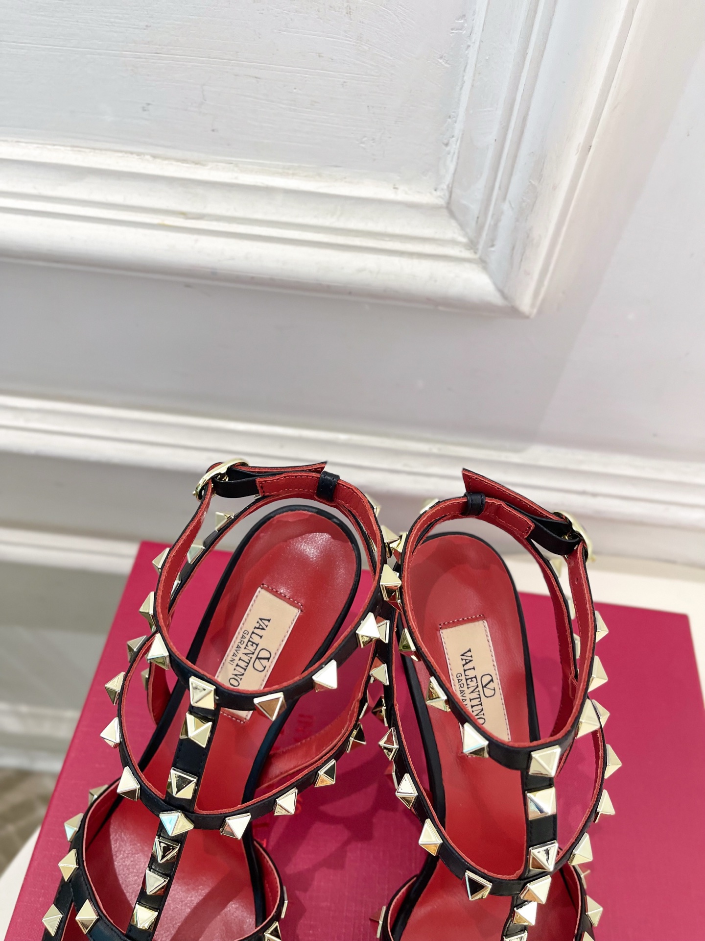 Valentino  华伦天奴 26𝐬𝐬2026春夏新品 ROCKSTUD鉚钉铁头细带高跟凉鞋 上新☑️