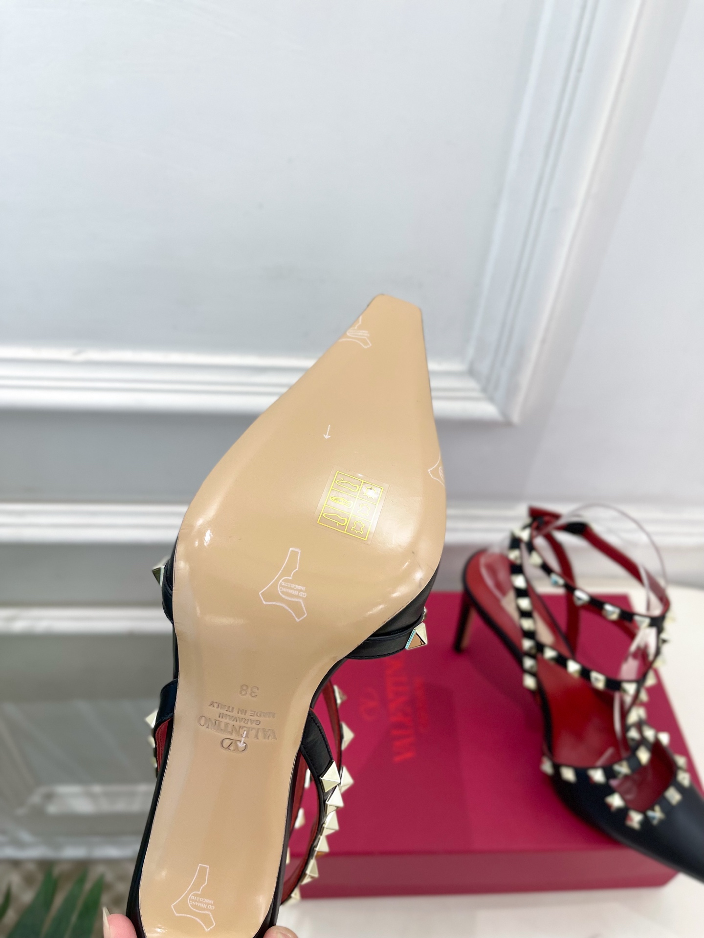 Valentino  华伦天奴 26𝐬𝐬2026春夏新品 ROCKSTUD鉚钉铁头细带高跟凉鞋 上新☑️