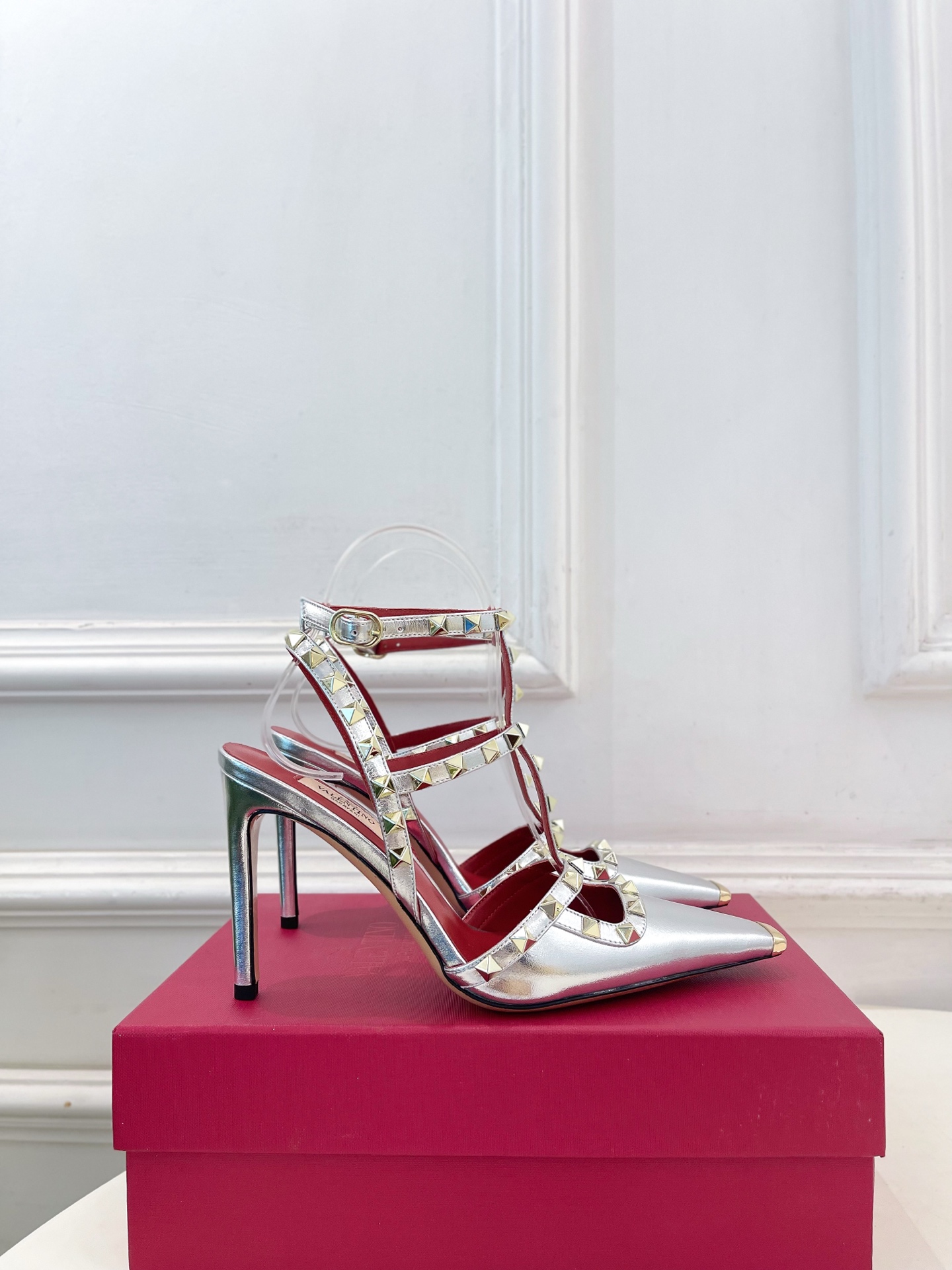 Valentino  华伦天奴 26𝐬𝐬2026春夏新品 ROCKSTUD鉚钉铁头细带高跟凉鞋 上新☑️