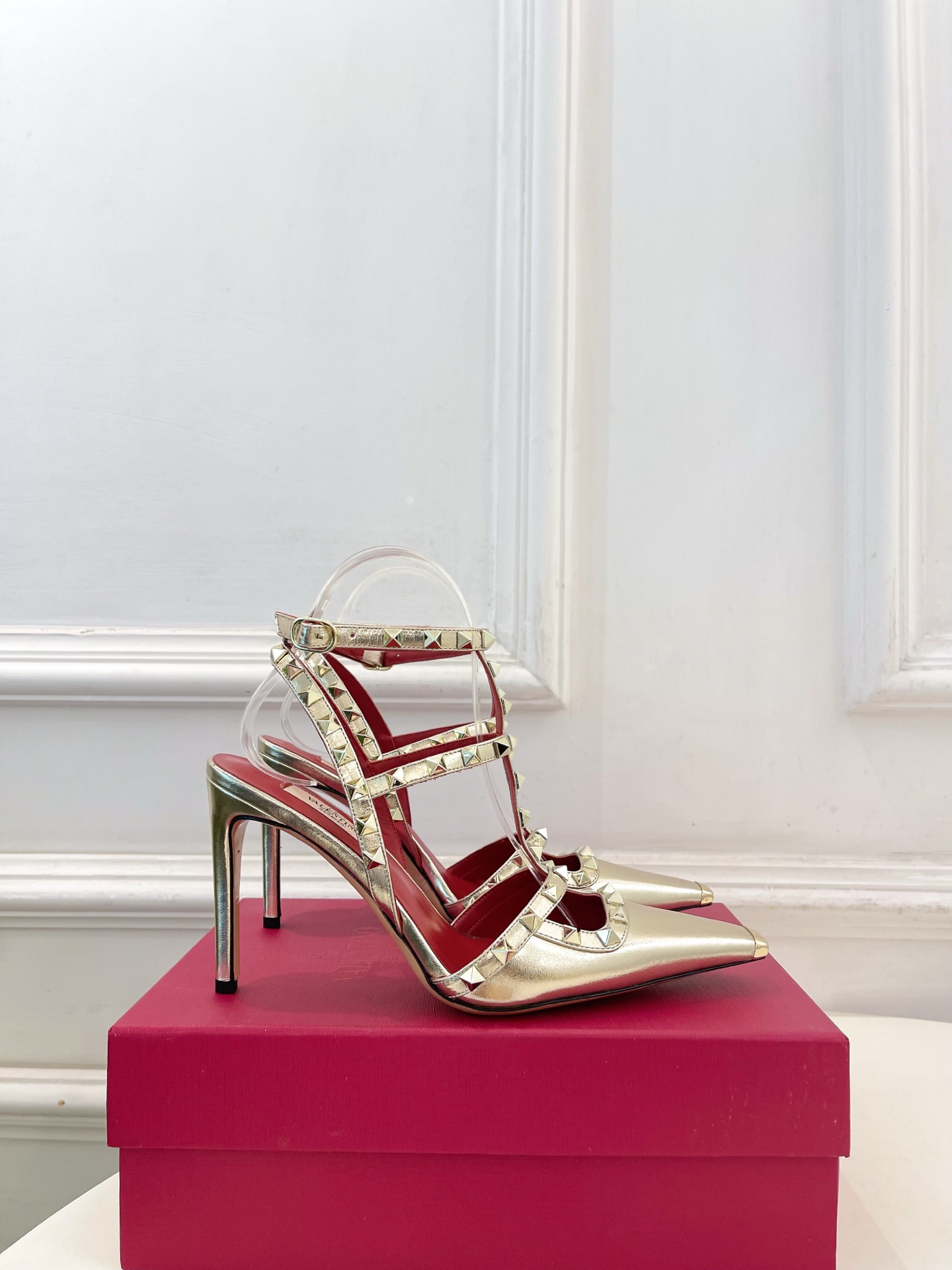 Valentino  华伦天奴 26𝐬𝐬2026春夏新品 ROCKSTUD鉚钉铁头细带高跟凉鞋 上新☑️