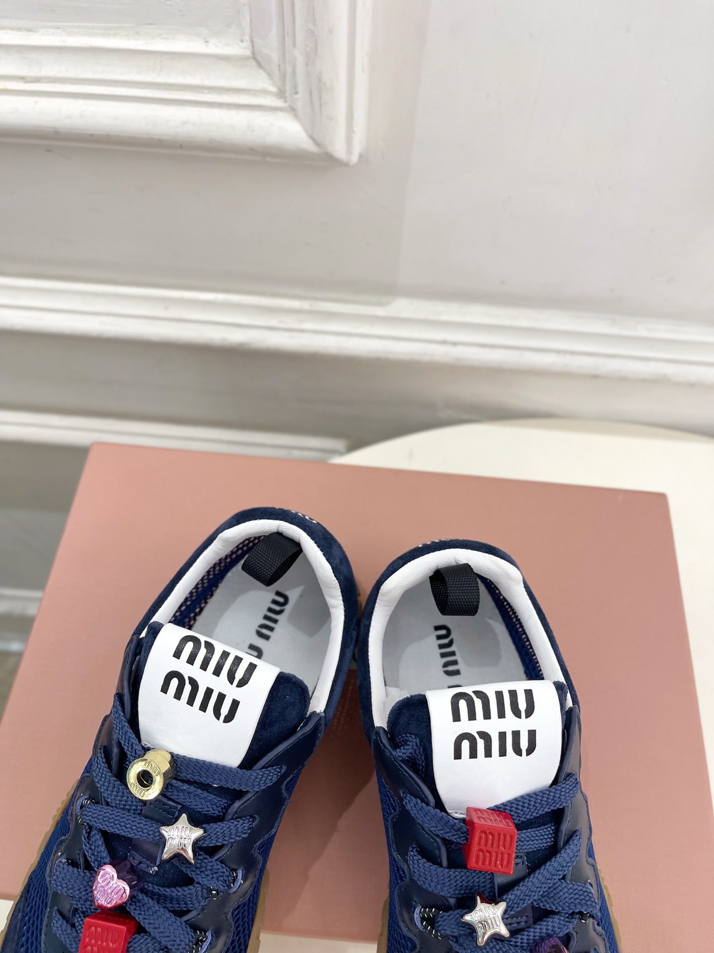 Miu Miu | 缪缪  26𝐬𝐬🖤专柜主打最新秀款 2026春夏新品网眼织物休闲运动鞋火爆上新！🍒B